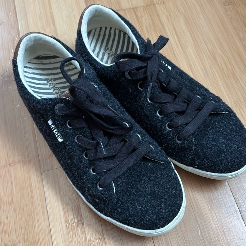 Taos starburst sneaker